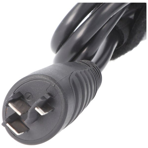 Schwarzes Netzkabel mit dreipoligem Stecker.