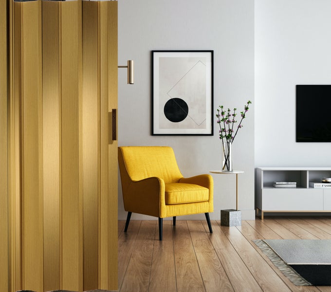 Helle Wohnraumszene mit Falttür, Sessel und Dekorationsgegenständen