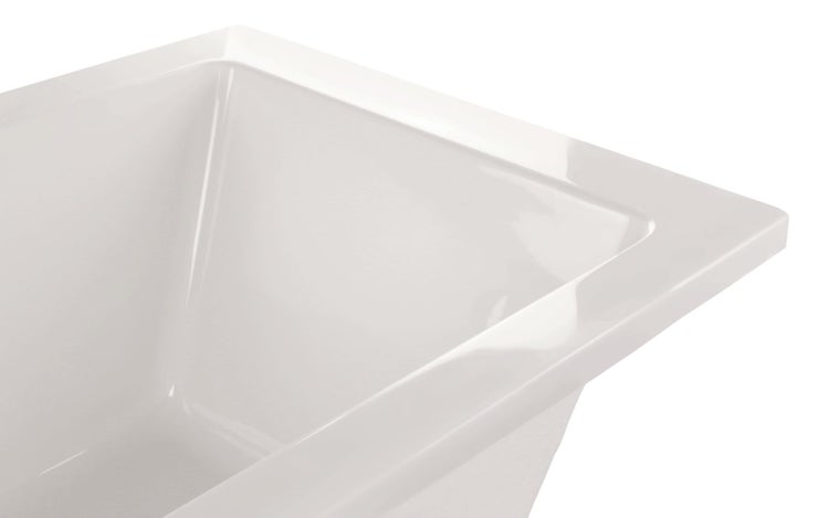 Detailansicht des Wannenrandes einer rechteckigen Acrylbadewanne