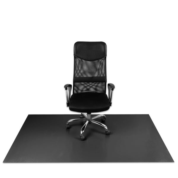 Schwarze rechteckige Bodenschutzmatte für Bürostühle unter einem schwarzen Bürostuhl.