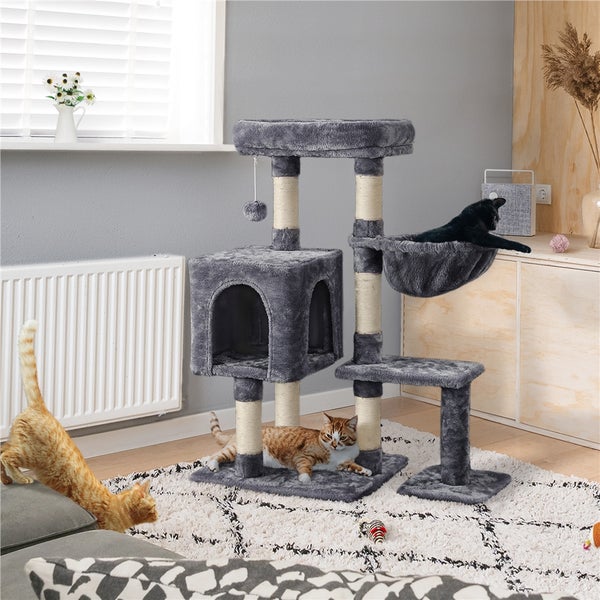 Grauer Katzenkratzbaum mit mehreren Ebenen und Katzen