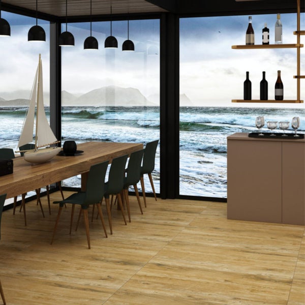 Esszimmer mit Holztisch, Stühlen und Meerblick durch große Fenster