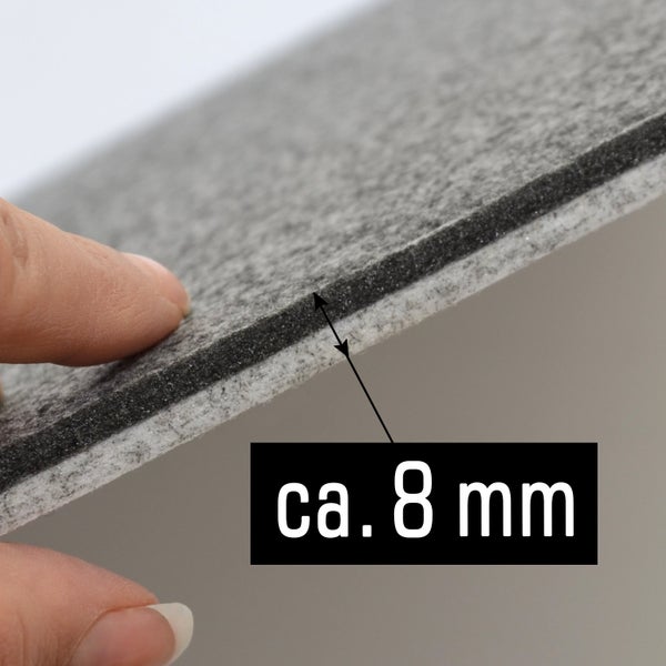 Nahaufnahme der Materialstärke von circa 8 Millimetern bei einer grauen Matte.