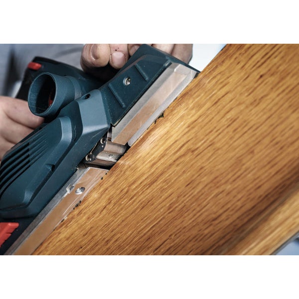 Elektrohobel im Einsatz auf Holz