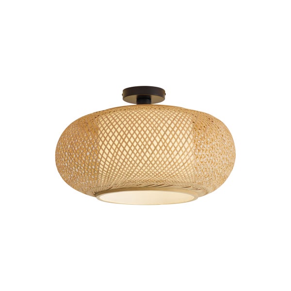 Deckenleuchte mit rundem, geflochtenem Schirm aus Bambus und schwarzer Metallhalterung.