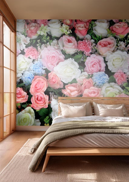 Schlafzimmer mit Blumen Fototapete und Holzbett