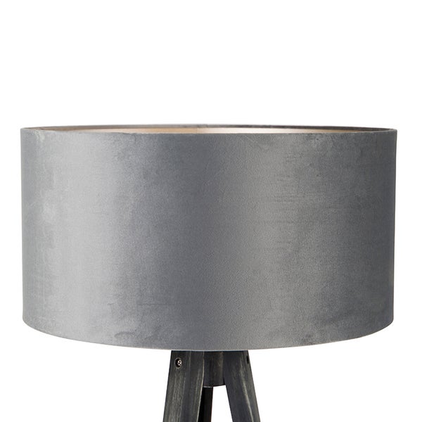 Nahaufnahme einer Stehlampe mit Stoffschirm