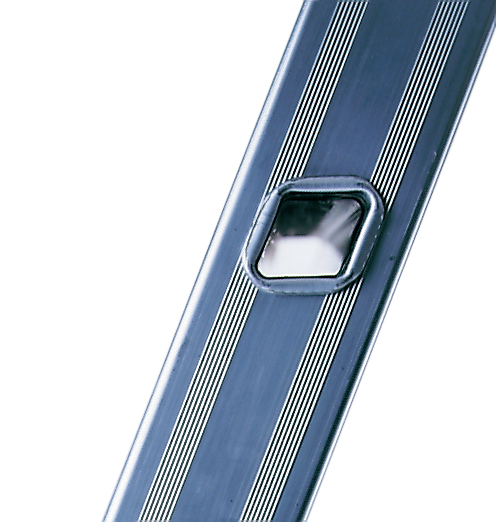 Detail einer Leiter mit einem quadratischen Fenster