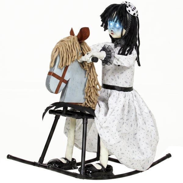 Animierte Halloween Puppen Figur auf einem Schaukelpferd mit leuchtenden Augen für die Dekoration