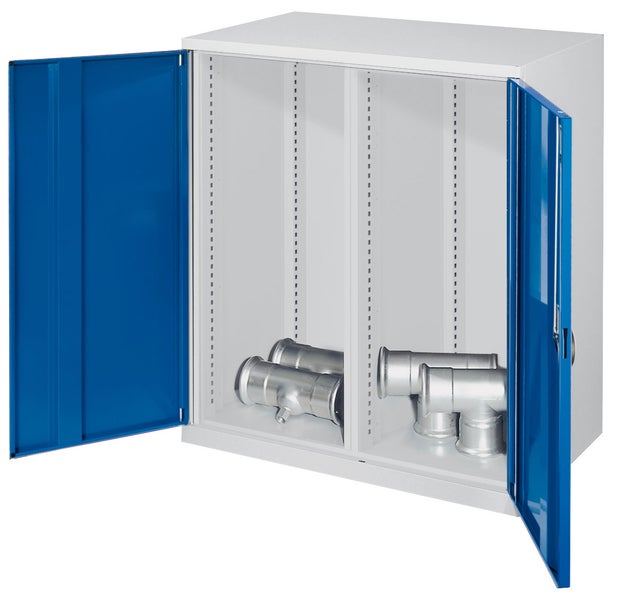 Stahlschrank mit zwei blauen Türen und Regalböden mit Rohrverbindungsstücken