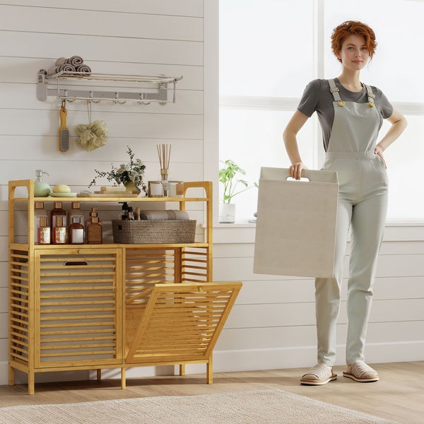 Badezimmer Szene mit einem Holzregal, Kosmetikartikeln, einem Handtuchhalter und einer Frau mit einem Wäschekorb.