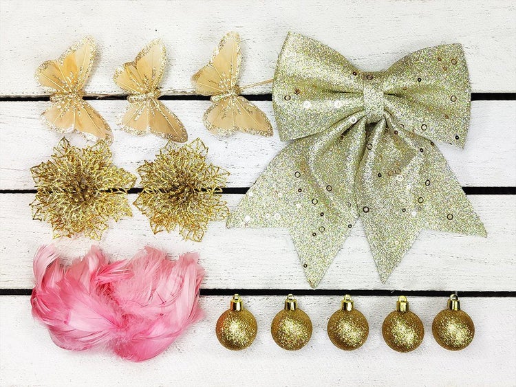 Weihnachtsdekoration Set bestehend aus drei Schmetterlingen, einer großen Schleife, zwei Blumen, Federn und fünf kleinen Weihnachtskugeln.