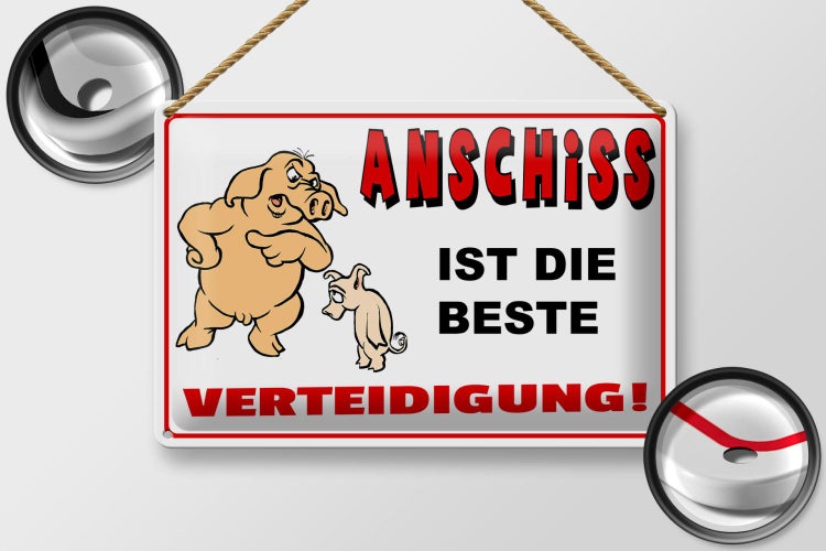 Gartenbank aus Holz mit Tasse und Untertasse auf dem Rasen