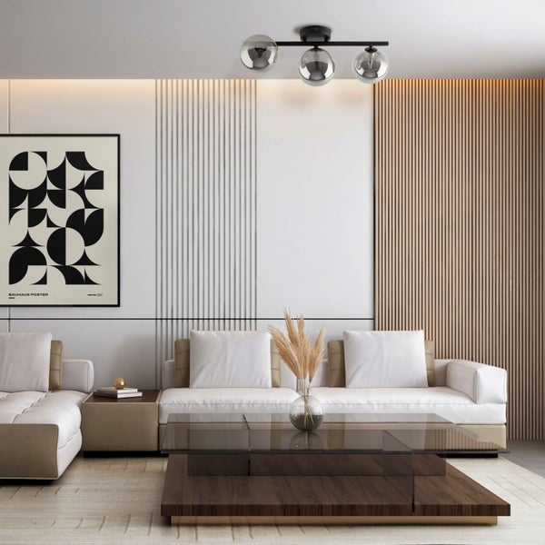 Wohnzimmer mit Sofa, Couchtisch und Deckenleuchte