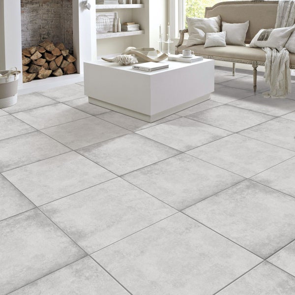 Heller Wohnraum mit quadratischen Bodenfliesen, Kamin und Couch