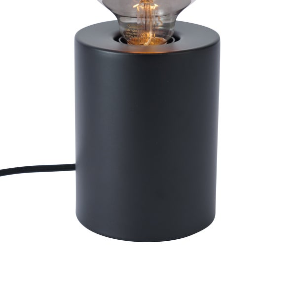 Zylindrische Tischleuchte in Schwarz mit E27 Filament-Glühbirne.
