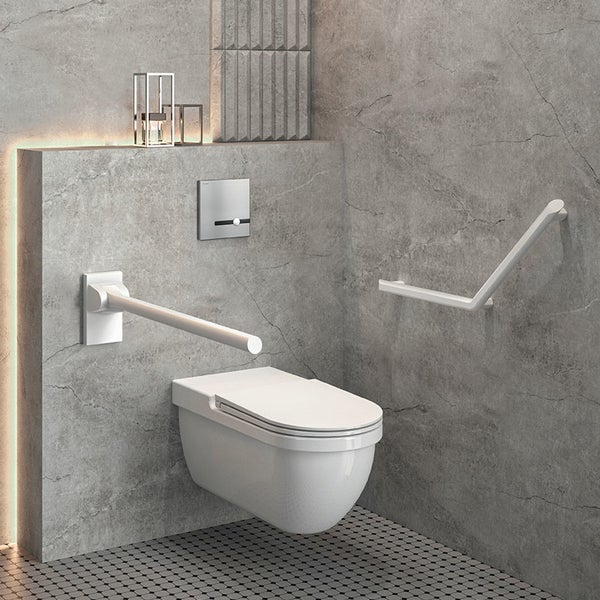 Modernes barrierefreies Badezimmer mit Hänge-WC, weißem Stützklappgriff und Winkelgriff an grauen Wänden in Steinoptik.