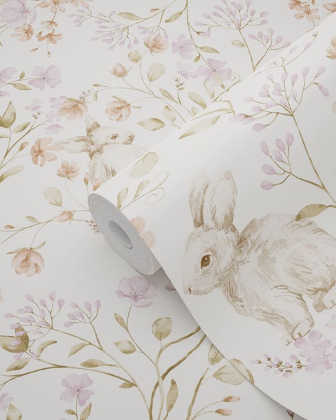 Vliestapete mit Hasen- und Blumenmotiven im Aquarell-Stil.
