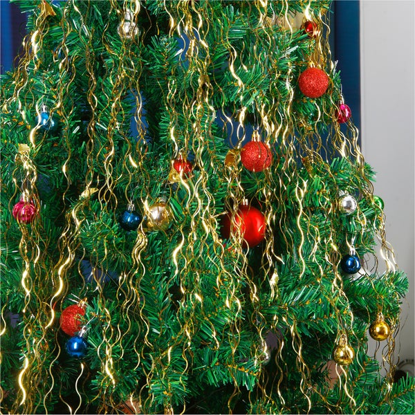 Geschmückter Weihnachtsbaum mit Christbaumkugeln und Lametta