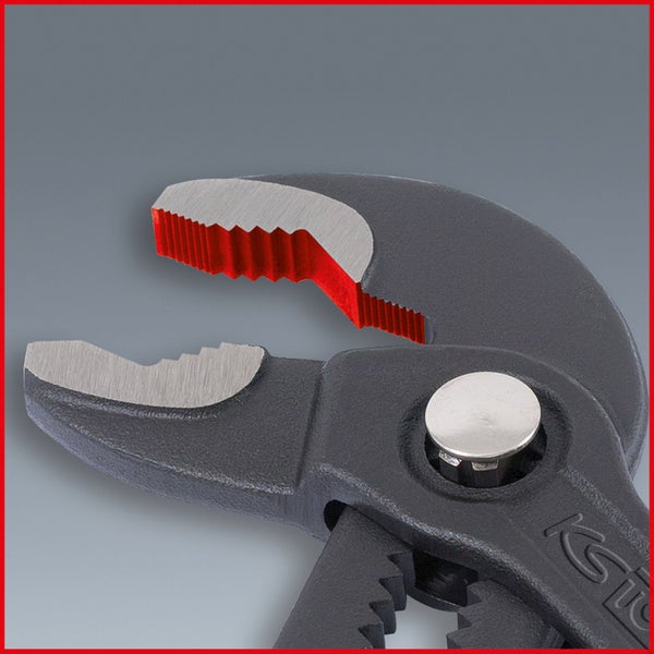 Detailaufnahme einer Wasserpumpenzange mit gezahnten Greifbacken