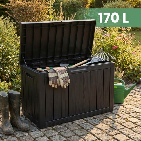 Geöffnete Gartenbox in Holzoptik mit 170 Liter Fassungsvermögen, befüllt mit Gartenwerkzeug auf einem hellen Gartenweg aus Stein.