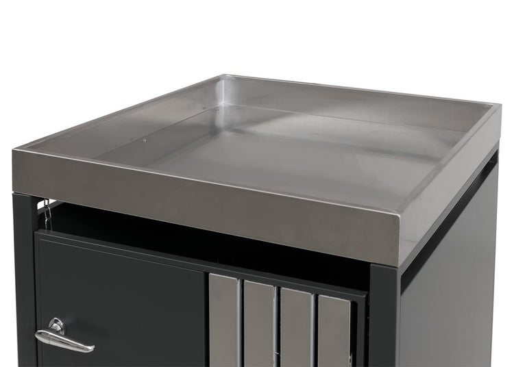 Detailaufnahme eines Outdoor-Küchenschranks mit Spülbecken