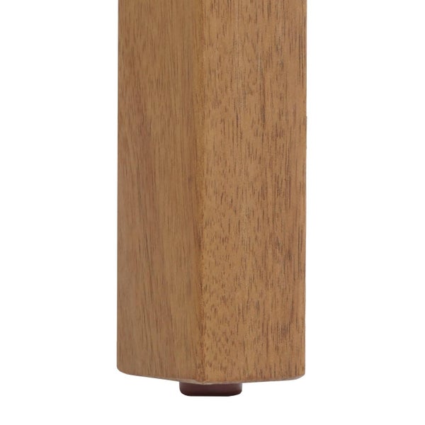 Detailaufnahme eines eckigen Möbelfußes aus Holz mit sichtbarer Maserung und einem Gleiter an der Unterseite.