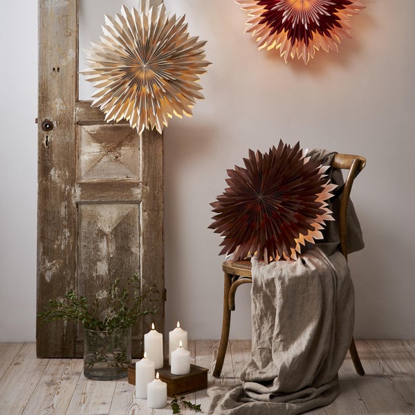 Drei dekorative Weihnachtskugeln mit Weihnachtsbaum, Rentier und Haus Motiven