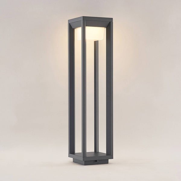 Moderne Außen-Sockelleuchte in Anthrazit, rechteckige Säulenform mit vertikalen Streben und Lichtquelle im oberen Bereich.