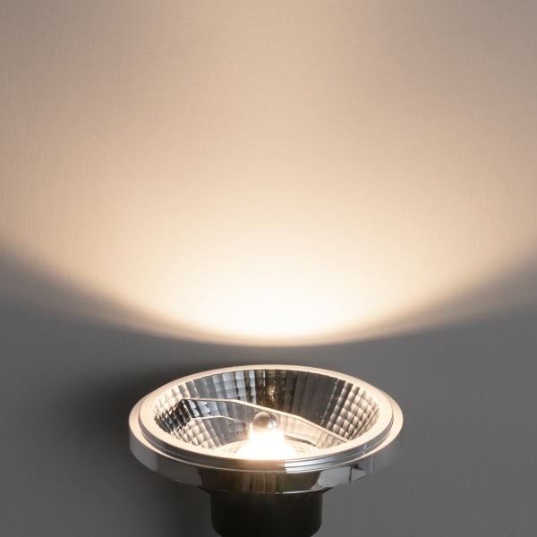 LED-Reflektorlampe AR111 mit facettiertem Reflektor und warmweißem Lichtkegel.
