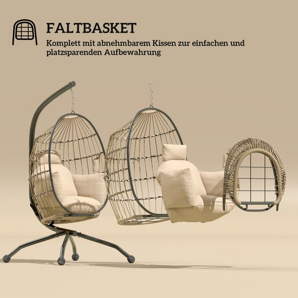 Drei schwarze Pflanzsäcke mit grünen Rankhilfen auf einer Wiese vor einer Terrasse, bepflanzt mit Tomaten und Auberginen.