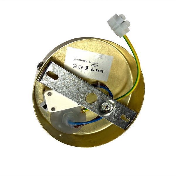 Innenansicht einer Deckenleuchte mit Montagewinkel, elektrischen Anschlüssen und einem Etikett, das Informationen zu Spannung und Konformität enthält