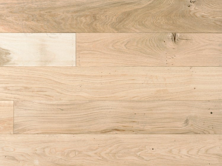 Parkettboden aus Holz mit Maserung und Astlöchern