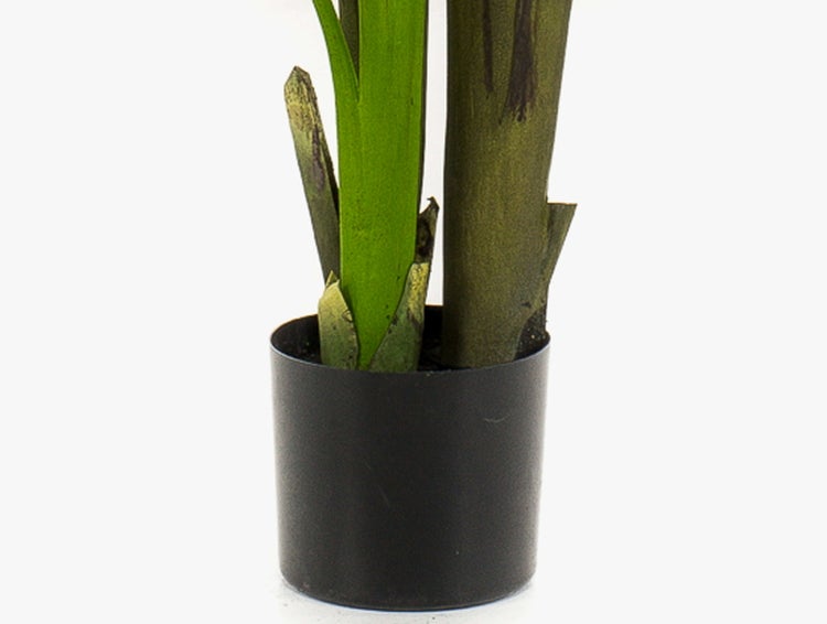Künstliche Mohnblume mit einer geöffneten gelben Blüte und einer Knospe an einem langen grünen Stiel.