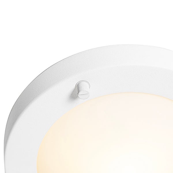 Detailansicht einer runden weißen LED-Deckenleuchte mit Metallrahmen und matter Abdeckung.