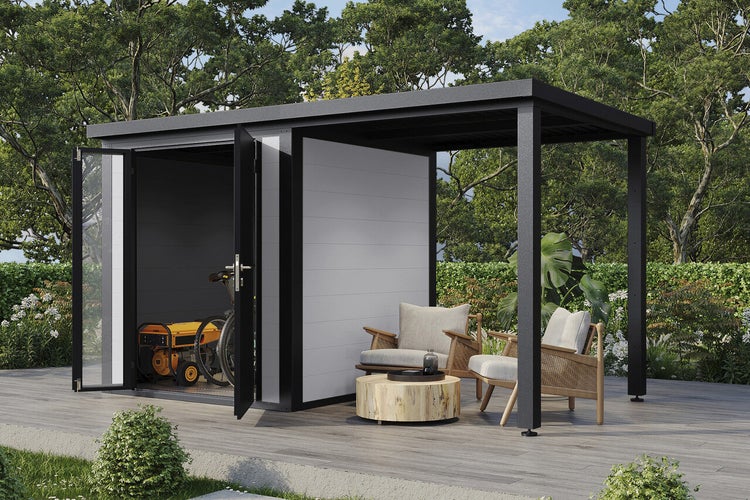 Modernes Gartenhaus mit integriertem überdachtem Sitzbereich und schwarzen Metallrahmen sowie hellen Wandpaneelen auf einer Terrasse im Garten.