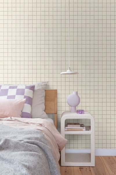 Schlafzimmer mit Bett, Nachttisch und Tapete mit quadratischem Muster