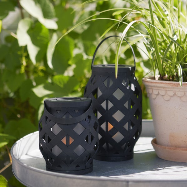 Zwei Solarleuchten im Garten