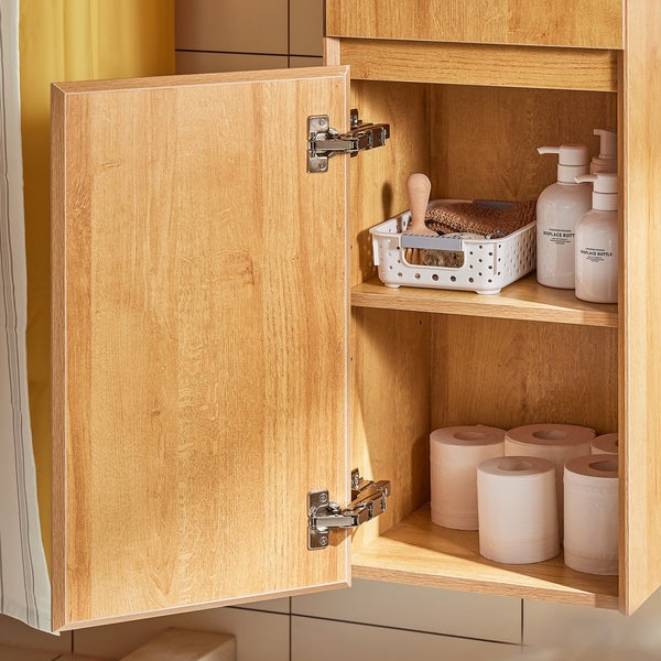 Badezimmerschrank aus Holz mit geöffneter Tür, Regal mit Toilettenpapier und Pflegeprodukten