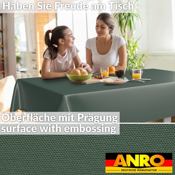 Dunkelgrüne, geprägte Tischdecke auf einem gedeckten Esstisch mit Frau und Kind. Detailansicht der Oberflächenstruktur und ANRO Logo.
