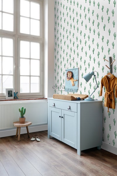 Helles Kinderzimmer mit Kaktus Tapete, Wickelkommode und Holzfußboden für eine freundliche Atmosphäre.