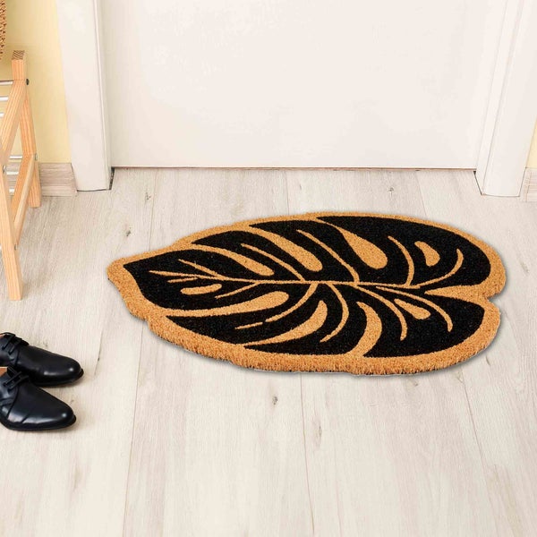 Fußmatte in Blattform vor einer Tür