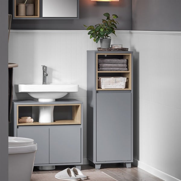 Badezimmer mit Waschbecken, Waschtischunterschrank und Hochschrank für zusätzlichen Stauraum