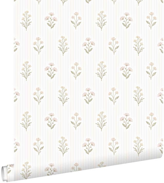 Tapete mit feinen vertikalen Streifen und kleinen Blumenmotiven in versetzter Anordnung.