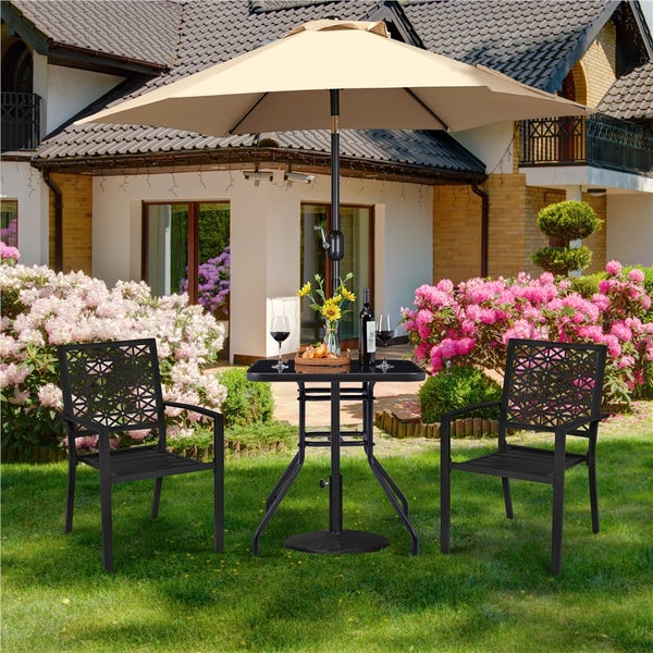 Gartenszene mit Tisch, zwei Stühlen und Sonnenschirm