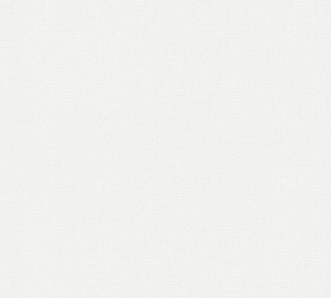 Dekorative Zimmerpflanze in Papierhülle auf einem Holztisch mit Büchern