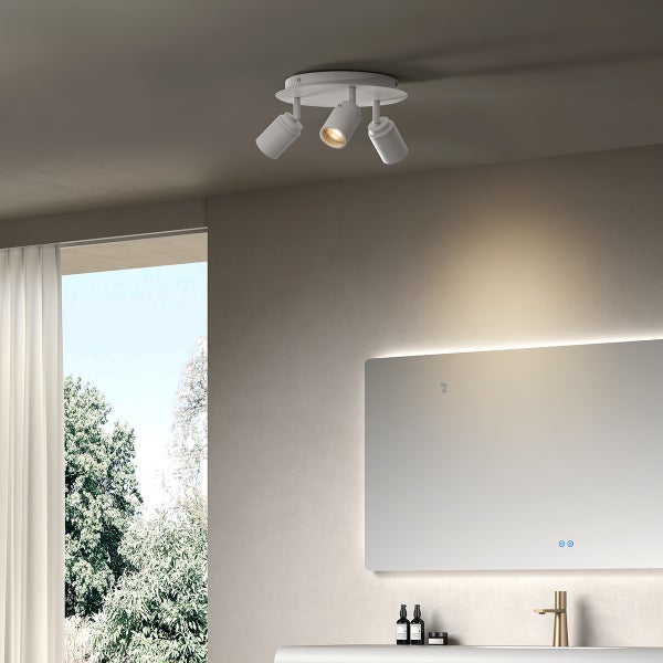 Deckenleuchte mit drei Strahlern im Badezimmer.