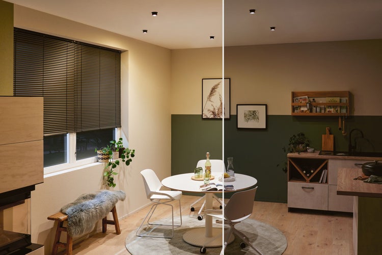 Vergleich der Raumbeleuchtung in einem modern eingerichteten Esszimmer und einer Küche mit runden LED-Deckenstrahlern und Holzmöbeln.