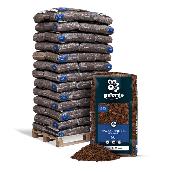 Galamio Hackschnitzel aus Waldkiefer, 5 bis 60 Millimeter, Galamio Logo, Palette mit 60 Liter Säcken und ein Haufen loser Holzhackschnitzel.