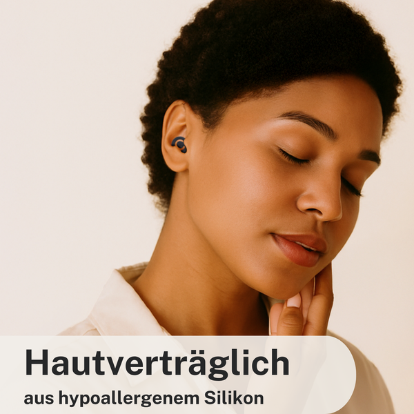 Frau mit Ohrstöpseln aus antiallergenem Silikon